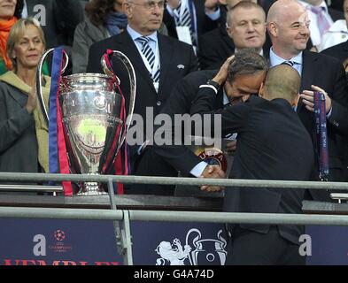 UEFA-Präsident Michel Platini (links) gratuliert dem Barcelona Coach Josep Guardiola (Rechts) Stockfoto