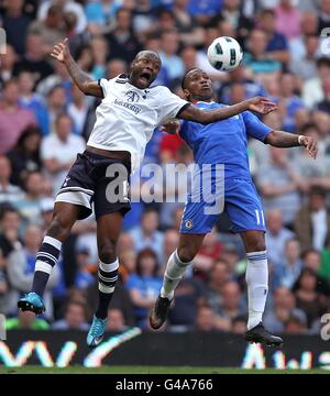 Tottenham Hotspur's William Gallas (links) und Chelsea's Didier Drogba Schlacht Für den Ball in der Luft Stockfoto