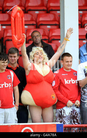 Fußball - npower Football League One - Walsall / Charlton Athletic - Banks's Stadium. Charlton Athletic-Fans im Tribüne Stockfoto