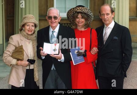 Der langjährige Filmregisseur Lewis Gilbert, seine Frau Hylda, sein Sohn John und seine Schwiegertochter Joanne (2. Rechts) waren heute (Dienstag) im Buckingham Palace, nachdem er von der Prinzessin Royal mit dem CBE ausgezeichnet wurde. Siehe PA Story ROYAL Investiture. Foto von Neil Munns. WPA-ROTA. Stockfoto