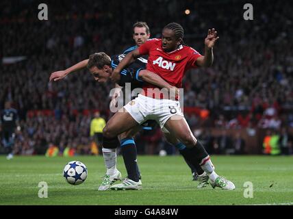 Fußball - UEFA Champions League - Halbfinale - zweite Etappe - Manchester United gegen FC Schalke 04 - Old Trafford. Benedikt Howedes von Schalke 04 und Oliveira Anderson von Manchester United (rechts) kämpfen um den Ball Stockfoto