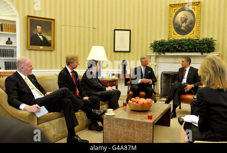 Der Prinz von Wales (3. Rechts) trifft sich mit dem amerikanischen Präsidenten Barack Obama (2. Rechts) im Oval Office des Weißen Hauses, Washington DC, USA. Stockfoto