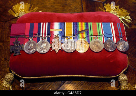 Medaillen (darunter ein Victoria-Kreuz, links), die der Privatkämpfer Henry Tandey, der am meisten dekorierte Privatsoldat des Ersten Weltkriegs an der Westfront, gewann. Ausgestellt im Green Howards Regimental Museum in Richmond, North Yorkshire. Siehe PA Story DEFENSE VC. Foto von David Cepskin/PA. Stockfoto