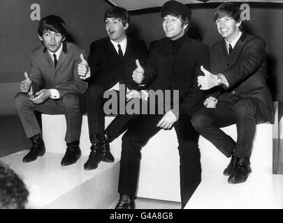 23/2/64 : NACH IHREM TURBULENTEN EMPFANG AUS DEN USA DIE BEATLES (VON LINKS NACH RECHTS) GEORGE HARRISON, PAUL MCCARTNEY, JOHN LENNON UND RINGO STARR IN ABC FERNSEHSTUDIOS IN TEDDINGTON, MIDDLESEX, WO SIE EINEN ANSTRENGENDEN TAG BEI AUFNAHMEN FÜR UNABHÄNGIGES FERNSEHEN HATTEN * 30/11/2001: Es wurde angekündigt, George Harrison, der ruhige Leadgitarrist und spirituelle Entdecker der Beatles, ist gestorben, sagte ein langjähriger Familienfreund der Associated Press. Harrison, der while My Guitar Gently Weeps and Here Comes the Sun schrieb, war 58. Stockfoto