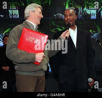 This is Your Life Moderator Michael Aspel (links) präsentiert Hot Chocolate-Sängerin Errol Brown im Londoner HMV Store in der Oxford Street das Big Red Book. 21/10/03: Es wurde angekündigt, dass die TV-Show This is Your Life nach fast 50 Jahren gestrichen wurde.die erste Folge der Show wurde 1955 ausgestrahlt und wurde von Eamonn Andrews präsentiert, Doch das klassische Programm wird nun von Michael Aspel moderiert, die in ihrer Blütezeit regelmäßig 20 Millionen Zuschauer anzieht. Aber die letzte Ausgabe des Programms im August dieses Jahres mit dem ehemaligen Chorknaben Aled Jones wurde nur von 3.5 Millionen verfolgt. Stockfoto