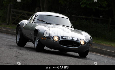 Nach 47 Jahren und 7,000 Stunden Restaurierung bei Classic Motor Cars in Bridgenorth, Shropshire, fährt ein einzigartiger Jaguar Rennwagen auf die Straße. Der leichte E-Typ mit geringem Luftwiderstand stürzte 1964 auf der Montlhery's Circuit ab und galt als nicht mehr zu reparieren, wurde aber mit 90 % der Originalteile umgebaut. Stockfoto