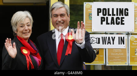 Der schottische Labour-Führer Iain Gray und seine Frau Jil Gray vor dem Aubigny Sports Center in Haddington, Schottland, nachdem er bei den schottischen Parlamentswahlen seine Stimme abgegeben hatte. Stockfoto