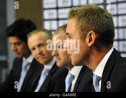 Die drei englischen Cricket-Kapitäne Alastair Cook (Mitte) wird Englands eintägiger Kapitän, während Stuart Broad (rechts) die Twenty20-Rolle übernimmt und Andrew Strauss (links) Testskipper bleibt, aber während einer Pressekonferenz mit Coach Andy Flower (zweiter links) im Long Room bei Lords, London, aus einem eintägigen Nationalspieler ausscheidet. Stockfoto