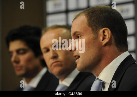 Die drei englischen Cricket-Kapitäne Alastair Cook (links) wird Englands eintägiger Kapitän und Andrew Strauss (rechts) bleibt Testskipper, zieht sich aber während einer Pressekonferenz mit Coach Andy Flower (Mitte) im Long Room bei Lords, London, von den eintägigen Internationals zurück. Stockfoto