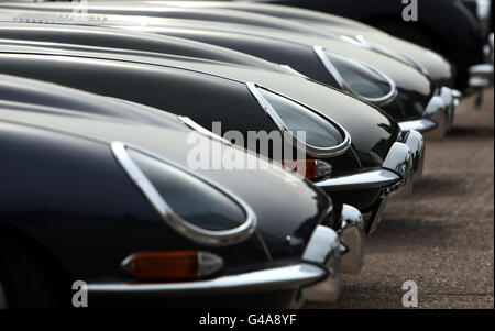 Eine Reihe von E-Jaguar-Modellen, die bei Classic Motor Cars in Bridgnorth, Shropshire, zu sehen sind. Stockfoto