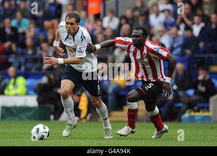 Fußball - Barclays Premier League - Bolton Wanderers gegen Sunderland - Reebok Stadium. Johan Elmander von Bolton Wanderers (links) und John Mensah von Sunderland kämpfen um den Ball Stockfoto