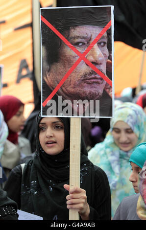 Demonstranten versammeln sich, um die Aufstände in der muslimischen Welt in Paddington Green zu unterstützen, bevor sie zur syrischen, bahrainischen und Saudi-arabischen Botschaft marschieren. Stockfoto