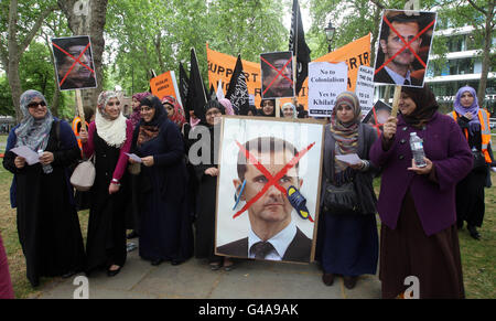 Demonstranten versammeln sich, um die Aufstände in der muslimischen Welt in Paddington Green zu unterstützen, bevor sie zur syrischen, bahrainischen und Saudi-arabischen Botschaft marschieren. Stockfoto