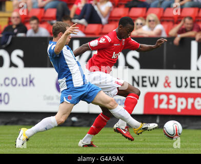 Charlton Athletic Bradley Wright-Phillips wird von Hartlepool United Joe Gamble während der npower Football League One Spiel im Valley, Charlton herausgefordert. Stockfoto