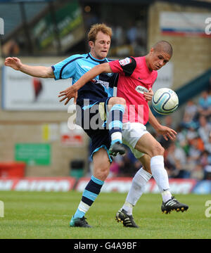 Fußball - npower Football League Two - Wycombe Wanderers gegen Southend United - Adams Park. Stuart Lewis von Wycombe Wanderers und Kane Ferdinand von Southend United Stockfoto