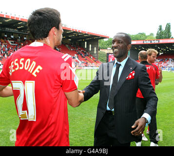 Charlton Athletic Manager Chris Powell mit Federico Bessone nach dem Spiel während der npower Football League One im Valley Charlton. Stockfoto