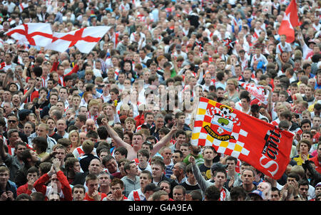 Fußball - npower Football League One - Southampton gegen Walsall - St. Mary's Stadium. Southampton-Fans feiern nach dem Spiel gegen Walsall die Promotion auf dem St. Mary's Stadium-Spielfeld. Stockfoto