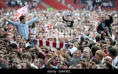 Southampton-Fans feiern nach dem Spiel gegen Walsall die Promotion auf dem St. Mary's Stadium-Spielfeld. Stockfoto