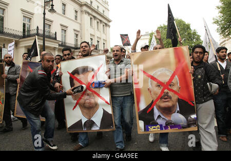 Muslime aus ganz Großbritannien demonstrieren vor der syrischen Botschaft am Belgrave Square im Zentrum von London nach einer Kundgebung, die von Hizb ut-Tahrir organisiert wurde, in Solidarität mit den Menschen, die sich in der arabischen und muslimischen Welt erheben. Stockfoto