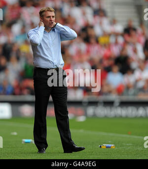 Fußball - npower Football League One - Southampton gegen Walsall - St. Mary's Stadium. Walsall-Manager Dean Smith zeigt seine Frustration während des Spiels gegen Southampton Stockfoto