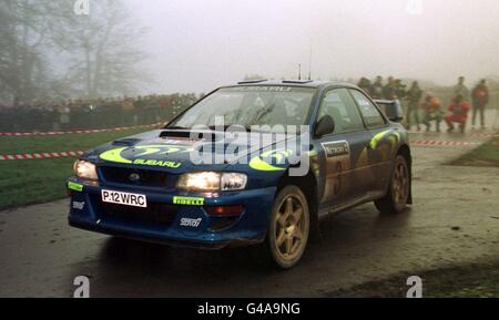 Colin McRae und Co-Pilot Nicky Grist vom Subaru World Rally Team 555 während der Blenheim-Etappe in Oxfordshire am ersten Tag der Network Q RAC Rallye heute (Sonntag). Foto Barry Batchelor/PA. Stockfoto