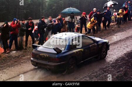 Colin McRae und Co-Pilot Nicky Grist finden auf der Resolfen Stage in Südwales während der Network Q RAC Rally heute (Dienstag) viel Unterstützung. Foto Barry Batchelor/PA. Siehe PA Story AUTO Rally. Stockfoto