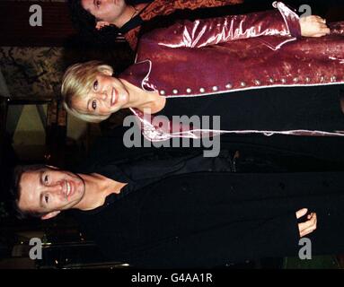 PA Library photo dated 4/3/97 : Footballer Lee Chapman mit seiner Frau Schauspielerin Leslie Ash bei der Eröffnung des neuen Musicals "Romance Romance" im Marlborough Hotel Bloomsbury. Die Kronanwaltschaft erklärte heute (Mittwoch), dass Herr Chapman, 37, wegen eines mutmaßlichen Angriffs auf seine Frau nicht strafrechtlich verfolgt wird. Der Fußballstar, der zur Bar-Managerin wurde, wurde wegen allgemeiner Übergriffe und krimineller Schäden angeklagt, nachdem Frau Ash die Polizei in ihr Haus im Süden Londons gerufen hatte. Siehe PA Story LEGAL Chapman. PA-Foto. Stockfoto