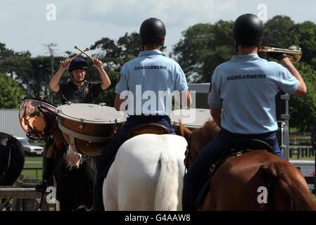 Ein Schlagzeuger der Household Cavalry Musical Ride probt ihre gemeinsame Fahrt mit der The Mounted Band von La Garde Republicaine vor dem Royal Windsor Castle Tattoo. Stockfoto