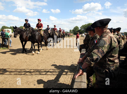 Ein Mitglied der französischen Armee schaut zu, wie die Household Cavalry Musical Ride ihre gemeinsame Fahrt mit der The Mounted Band von La Garde Republicaine vor dem Royal Windsor Castle Tattoo einstudiert. Stockfoto