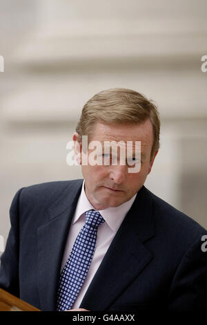 Taoiseach Enda Kenny spricht in Regierungsgebäuden in Dublin, wo er eine Pressekonferenz mit Tanaiste Eamon Gilmore über die Government Jobs Initiative hielt. Stockfoto