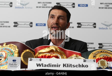 Der deutsche Schwergewichtsweltmeister Boxer Wladimir Klitschko spricht bei der Pressekonferenz im Park Plaza Riverbank, London, mit den Medien. Stockfoto