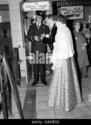 Robert Allan DSO, OBE, MP für Paddington South, und seine Frau lassen ihre Tickets an der U-Bahnstation High Street Kensington schneiden. Sie reisten mit dem speziellen „Silberzug“, dem einzigen Zug, der in Westminster für die Krönung der Königin Halt gemacht hat. *Negativ Beschädigt* Stockfoto