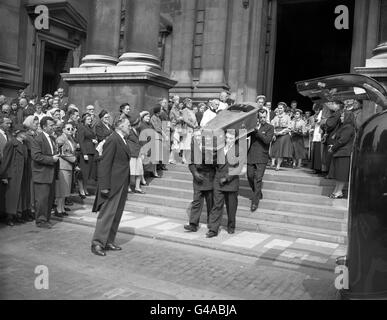 Auf ihrem Sarg, der nach der Requiem-Messe aus dem Oratorium von Brompton stammt, sind Dekorationen zu sehen, die der Gräfin Teresa Lubienska, der ermordeten Heldin des polnischen Widerstands, verliehen wurden. Die 77-jährige Gräfin wurde am Freitag, dem 24. Mai 1957, in der U-Bahn-Station Gloucester Road erstochen. Wurde posthum für ihre Verdienste um die polnische Widerstandsbewegung mit dem Goldenen Verdienstkreuz mit Schwertern ausgezeichnet. Nach der Requiem-Messe wurde der Sarg zum Brompton-Friedhof gebracht, wo er intermeniert wurde. Ihr Mörder wurde nie gefangen. Stockfoto