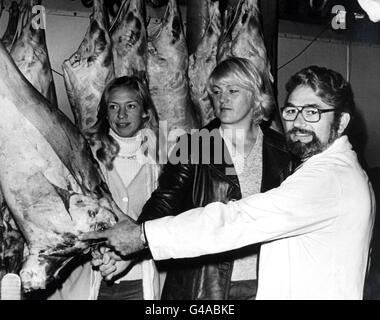 Ken Monger, Fleischverkäufer am Smithfield Meat Market, erklärt Marina Makeeva, 400-m-Hürdenmeisterin (links) und Svetlana Melinikova, Schüssput-Meisterin (Mitte), die verschiedenen Fleischstücke Stockfoto