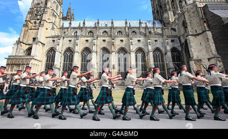 Soldaten der Argyll- und Sutherland-Highlanders, 5. Bataillon des Royal Regiment of Scotland, kommen nach ihrer kürzlichen Rückkehr von der Operation Herrick 13 in Helmand, Afghanistan, zur Canterbury Cathedral in Kent für einen Bataillonsdienst an. Stockfoto