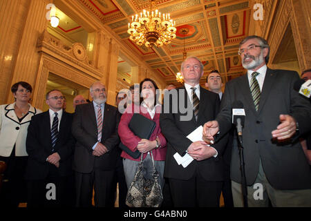 Sinn Fein-Präsident Gerry Adams, flankiert von Martin McGuinness und anderen MLAs der Versammlung, spricht in der großen Halle von Stormont, Belfast, zu den Medien, da Martin McGuinness als stellvertretender erster Minister gewählt werden sollte. Stockfoto