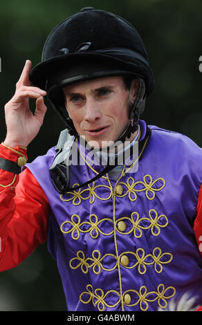 Pferderennen - 2011 Dante Festival - totesport Dante Stakes Day - York Racecourse. Carlton House Jockey Ryan Moore nach dem Gewinn der totesport Dante Stakes während des Dante Festivals auf der York Racecourse, York. Stockfoto