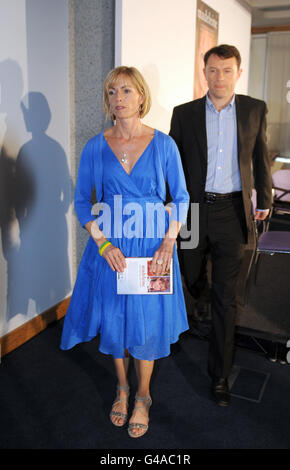 Kate und Gerry McCann verlassen eine Pressekonferenz im Zentrum von London zu ihrem kürzlich veröffentlichten Buch „Madeleine“ über das Verschwinden ihrer Tochter im Jahr 2007. Stockfoto