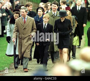 Ein lächelnder Prinz Harry, flankiert von seinem Vater, Prinz Charles und seinem Cousin, Zara (Tochter der Prinzessin Royal - auch abgebildet zweite Reihe, ganz links), führt die königliche Party aus der Kirche auf dem Sandringham Estate heute (Donnerstag) nach dem Besuch der traditionellen Weihnachtsgottesdienst. Siehe PA Story ROYAL Christmas. WPA Rota Bild von John Stillwell/PA Stockfoto