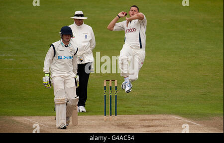 Yorkshire's Tim Bresnan bowle während des LV County Championship, Division One Match in Headingley, Leeds. Stockfoto