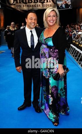 Stephen Graham und Gast kommen zur britischen Filmpremiere von Pirates of the Caribbean: On Stranger Tides im Vue Westfield, London. Stockfoto