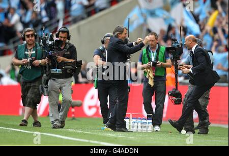Fußball - FA Cup - Finale - Manchester City / Stoke City - Wembley Stadium. Manchester City Manager Roberto mancini (Mitte) feiert nach dem Schlusspfiff mit Trainer Attilio Lombardo (rechts) Stockfoto