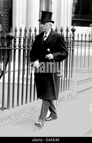 ARTHUR BALFOUR AUF DEM WEG ZUM UNTERHAUS, UM GEGEN DEN HAUSGESETZ 1912 EINZUTRETEN. * 13/9/01: Iain Duncan Smith zum Tory-Führer gewählt. Stockfoto