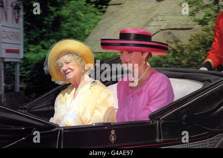 PA-NEWS FOTO-17.06.92 DER KÖNIGIN-MUTTER UND DIE PRINZESSIN VON WALES KOMMEN FÜR ASCOT-RENNEN Stockfoto