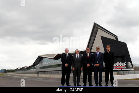 Der ehemalige britische Formel-1-Weltmeister (von links) John Surtees, Jackie Stewart, Nigel Mansell, Damon Hill und Jenson Button bei der Eröffnung des neuen Silverstone Wings auf dem Silverstone Circuit, Northampton. Stockfoto