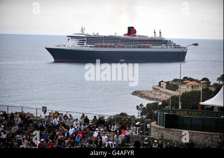 Tennis - Monte-Carlo Rolex Masters 2011 - Tag Fünf - Monte-Carlo Country Club. Die Queen Mary 2 in der Bucht von Monte Carlo Stockfoto