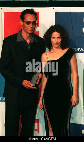 PA NEWS FOTO 24 10/97 DIE SCHAUSPIELERIN KIM DELANEY UND DER SCHAUSPIELER JIMMY SMITS BEI DEN VH-1 FASHION AWARDS IN NEW YORK. PA NEWS FOTO 24 10/97 DIE SCHAUSPIELERIN KIM DELANEY UND DER SCHAUSPIELER JIMMY SMITS BEI DEN VH-1 FASHION AWARDS IN NEW YORK Stockfoto