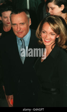 PA-NEWS FOTO 24.10.97 SCHAUSPIELER DENNIS HOPPER UND EHEFRAU VICTORIA FÜR DIE VH-1 FASHION KOMMT AWARDS IN NEW YORK Stockfoto