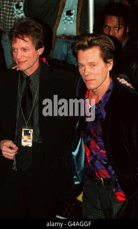 PA NEWS FOTO 24/10/97 SCHAUSPIELER KEVIN BACON (RECHTS) KOMMT MIT EINEM FREUND FÜR DIE VH-1 FASHION AWARDS IN NEW YORK AN Stockfoto