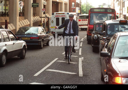 PA NEWS PHOTO 10/7/96 VERKEHRSSEKRETÄR SIR GEORGE YOUNG RADELT ENTLANG DER KENSINGTON HIGH STREET, UM DIE NATIONALE RADSTRATEGIE-KONFERENZ IN LONDON ZU STARTEN Stockfoto